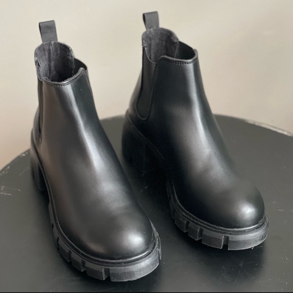 **SOLD** Steve Madden Women's Howler Chelsea Combat Boot
Black Size 8.5 - Picture 6 of 13